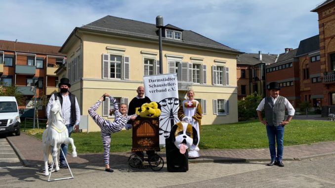Schausteller vor Seniorenresidenz