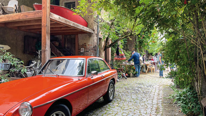Pankratiusstrasse-Hinterhof-oldtimer
